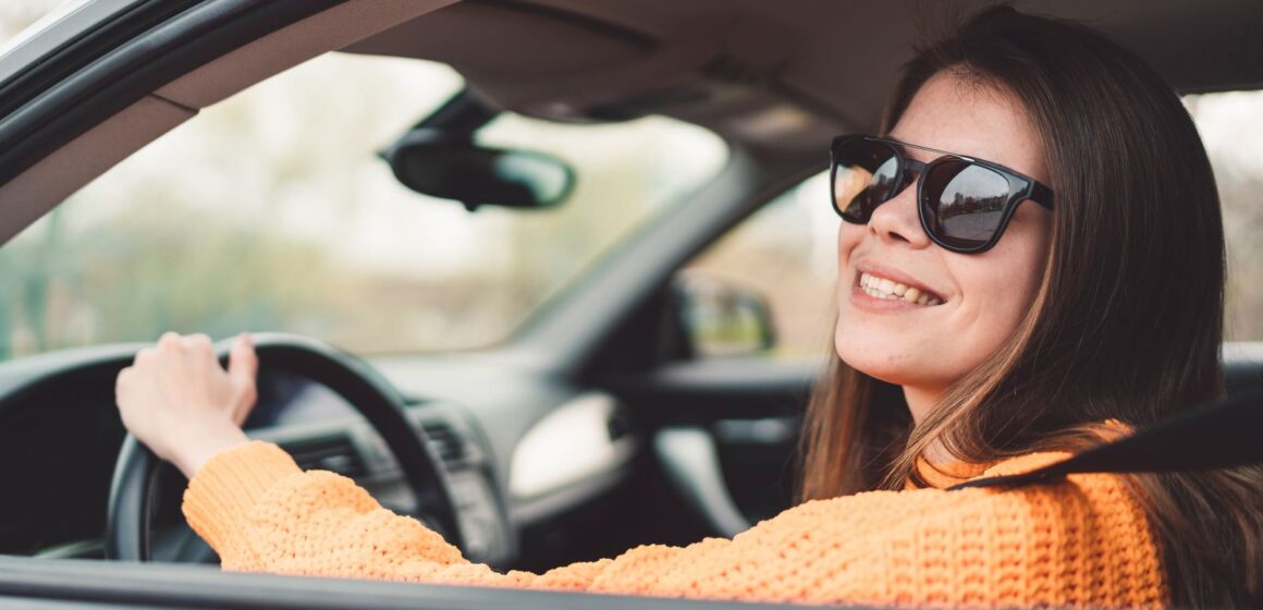 Comment Bien Choisir sa Première Voiture : Conseils pour les Jeunes Conducteurs conductrice