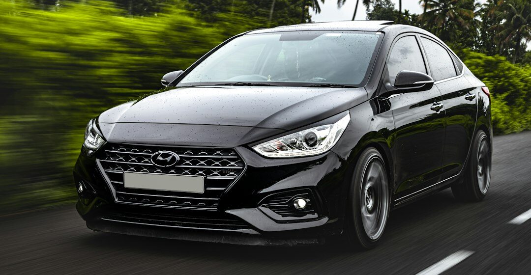 Hyundai Mercedes Benz Classe C noire sur route pendant la journée