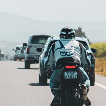 Peser le pour et le contre : L’assurance combinée auto-moto auto et moto
