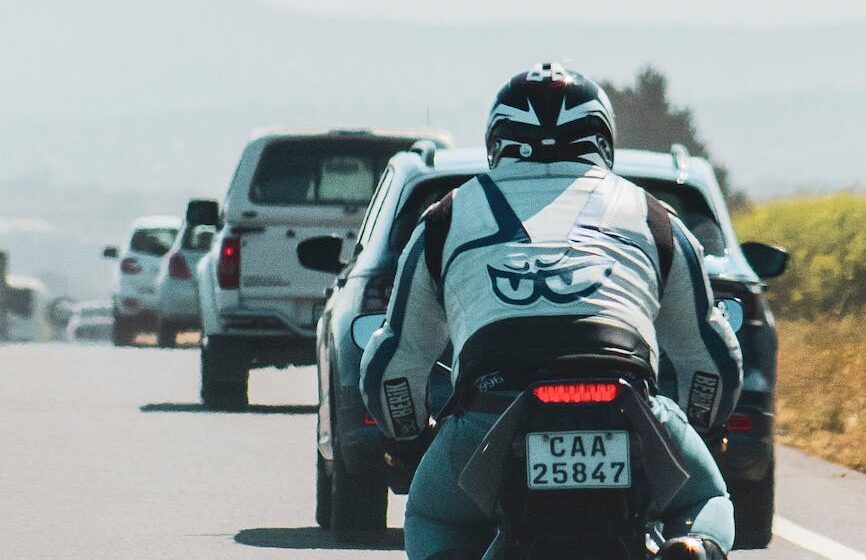 Peser le pour et le contre : L’assurance combinée auto-moto auto et moto