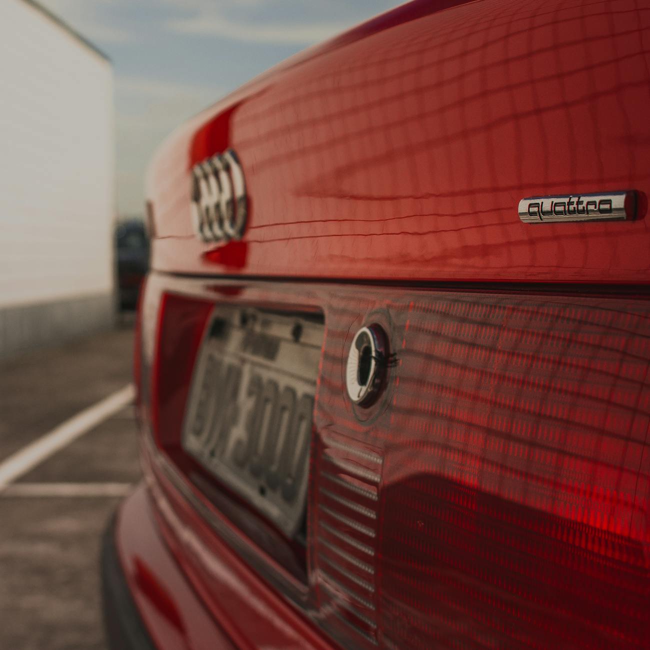 Vue arrière Red Audi Quattro dans le parking extérieur pendant la journée.