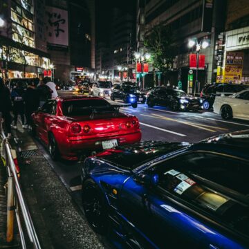 voiture rouge dans la rue pendant la journée