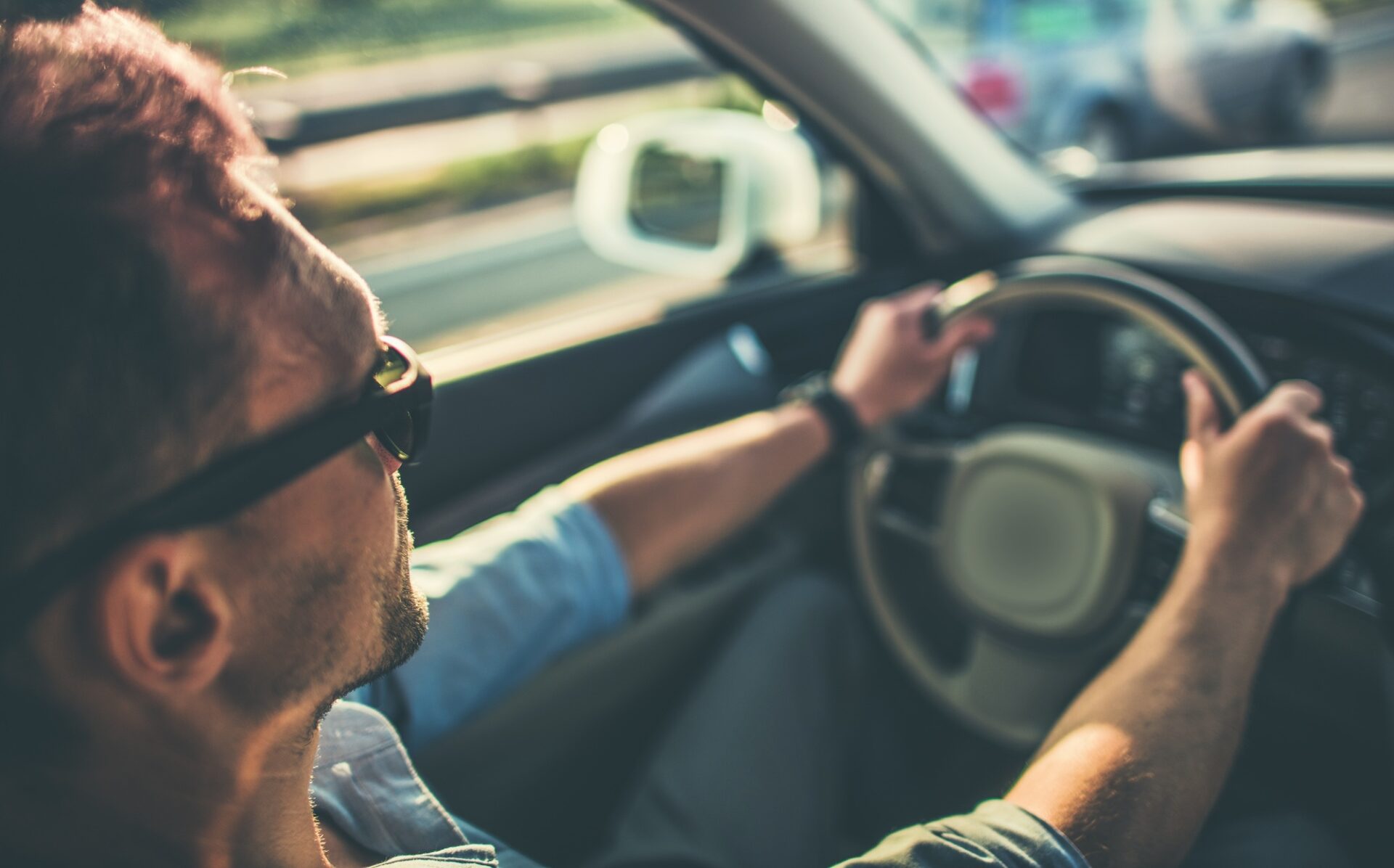 Hommes derrière le volant. 