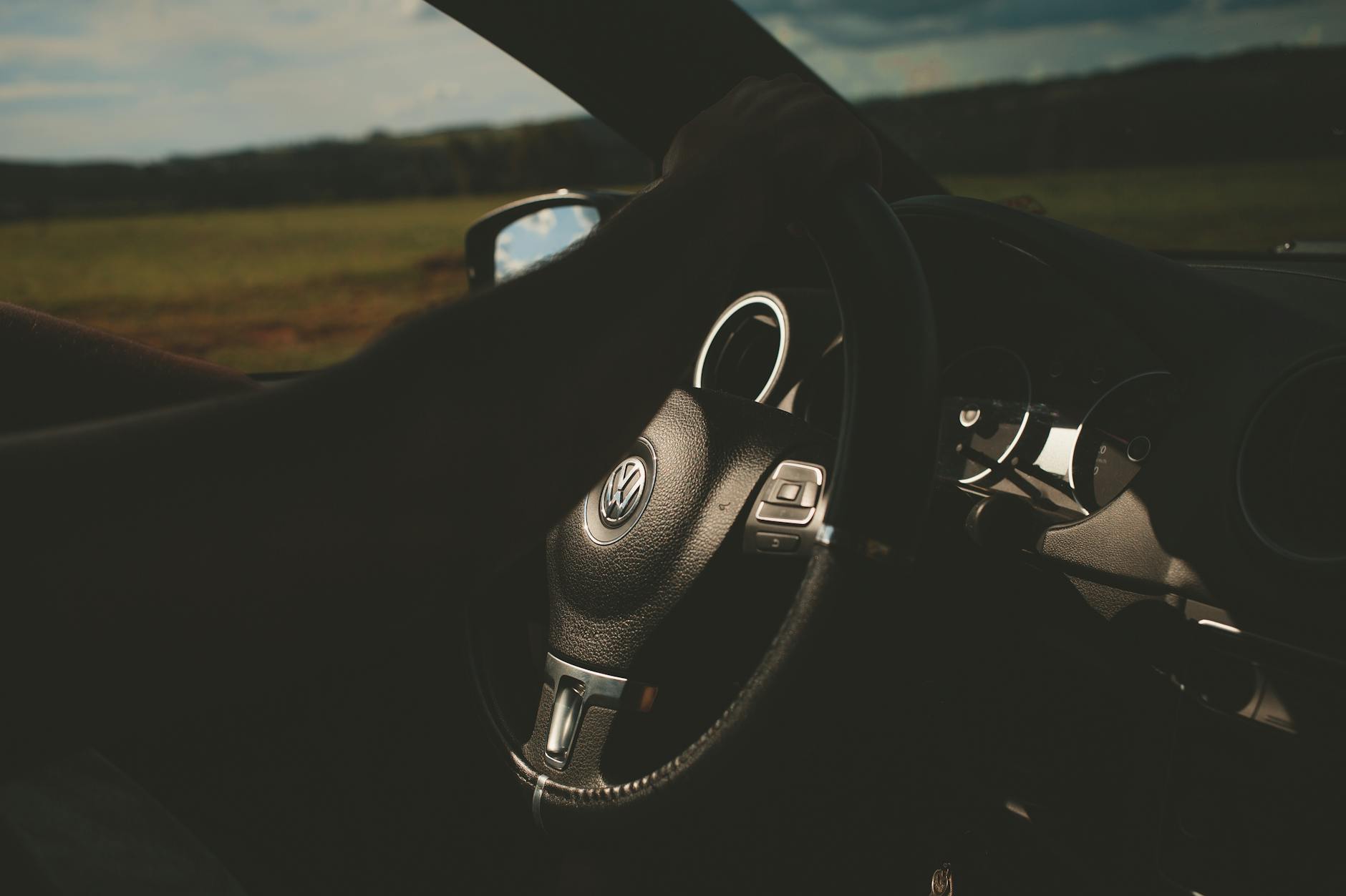 Gros plan d'un intérieur de voiture en mettant l'accent sur le volant et le tableau de bord.