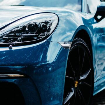 Une photo détaillée d'une voiture de sport bleu élégante garée à l'extérieur à Berlin, en Allemagne.