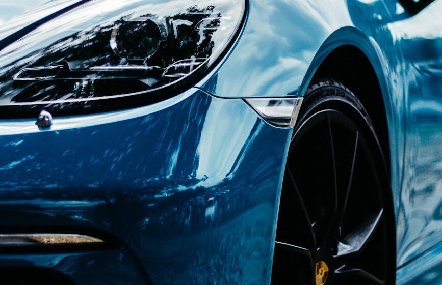 blue-car-opel Une photo détaillée d'une voiture de sport bleu élégante garée à l'extérieur à Berlin, en Allemagne.