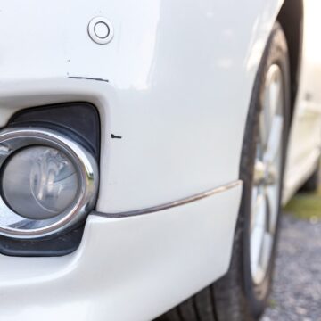 La voiture exceptionnelle rayée avec des dommages profonds à la peinture. 