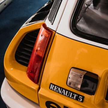 Vue détaillée d'une voiture classique Renault 5 voiture présentant son style vintage et ses éléments de conception rétro.