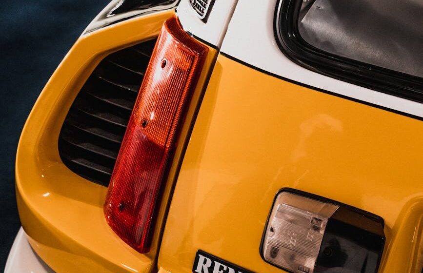 car-Renault-super-5 Vue détaillée d'une voiture classique Renault 5 voiture présentant son style vintage et ses éléments de conception rétro.