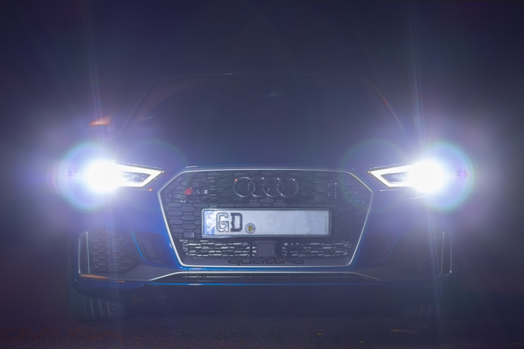 voiture noire sur la route pendant la nuit