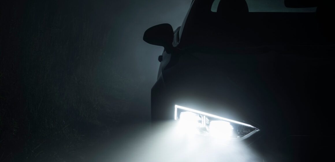 car-lights Thème automobile Foggy Road Conditions.