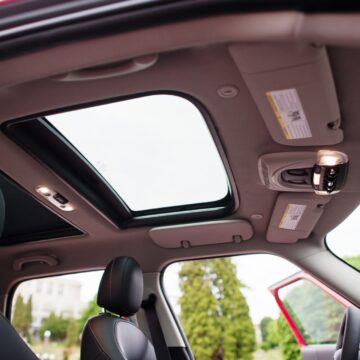 Intérieur de la voiture de la ville rouge du toit. 