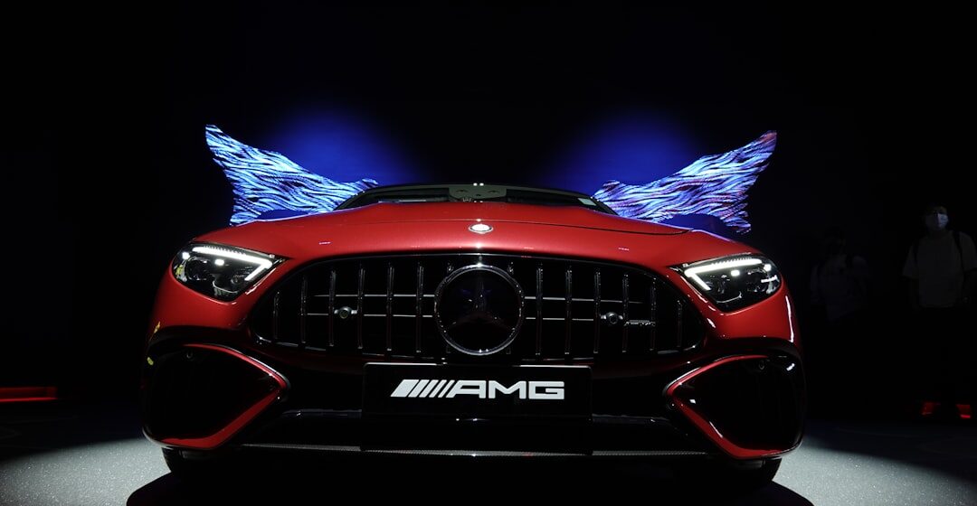 car-wings Une voiture Mercedes AMG rouge exposée lors d'un spectacle