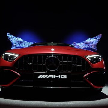 Une voiture Mercedes AMG rouge exposée lors d'un spectacle