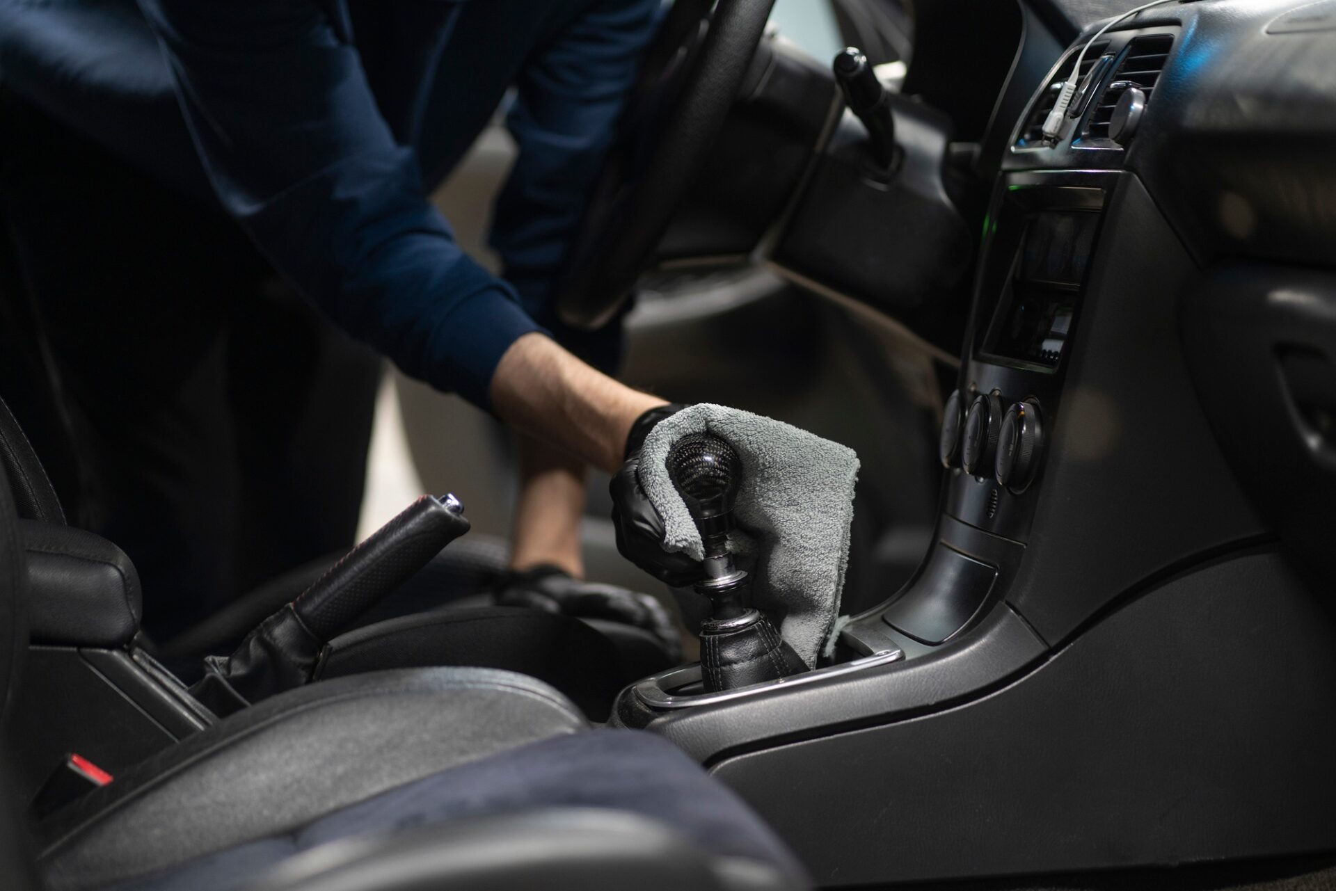 Nettoyage de l'intérieur de la voiture en studio