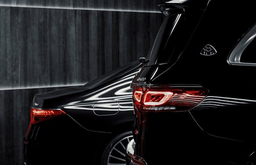 corsa-cdti-full-carbon Des voitures de luxe noires élégantes garées à l'intérieur avec un éclairage élégant créant un effet dramatique.