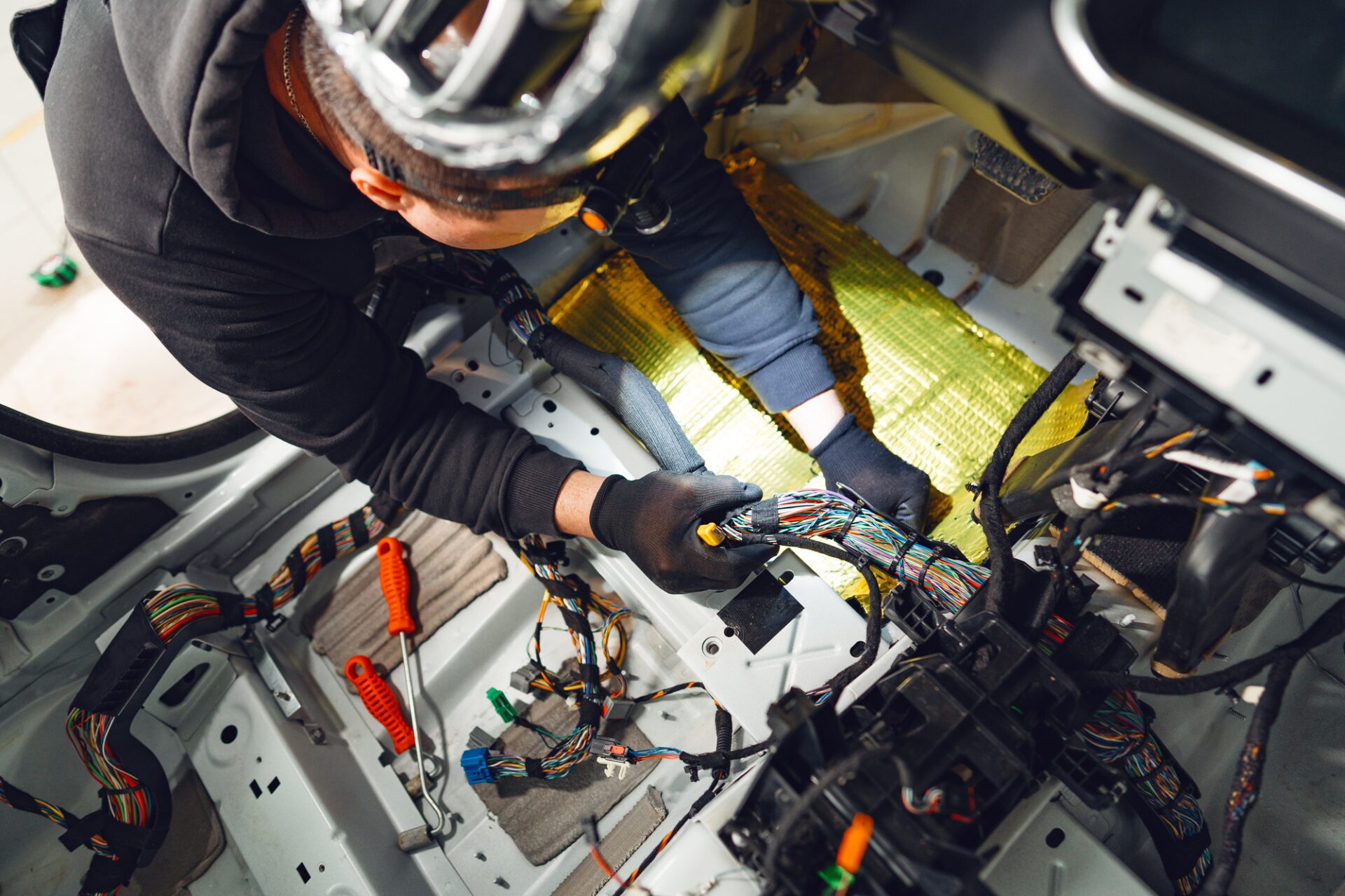 Processus d'installation du matériau d'insuffisance automobile dans le service de voiture