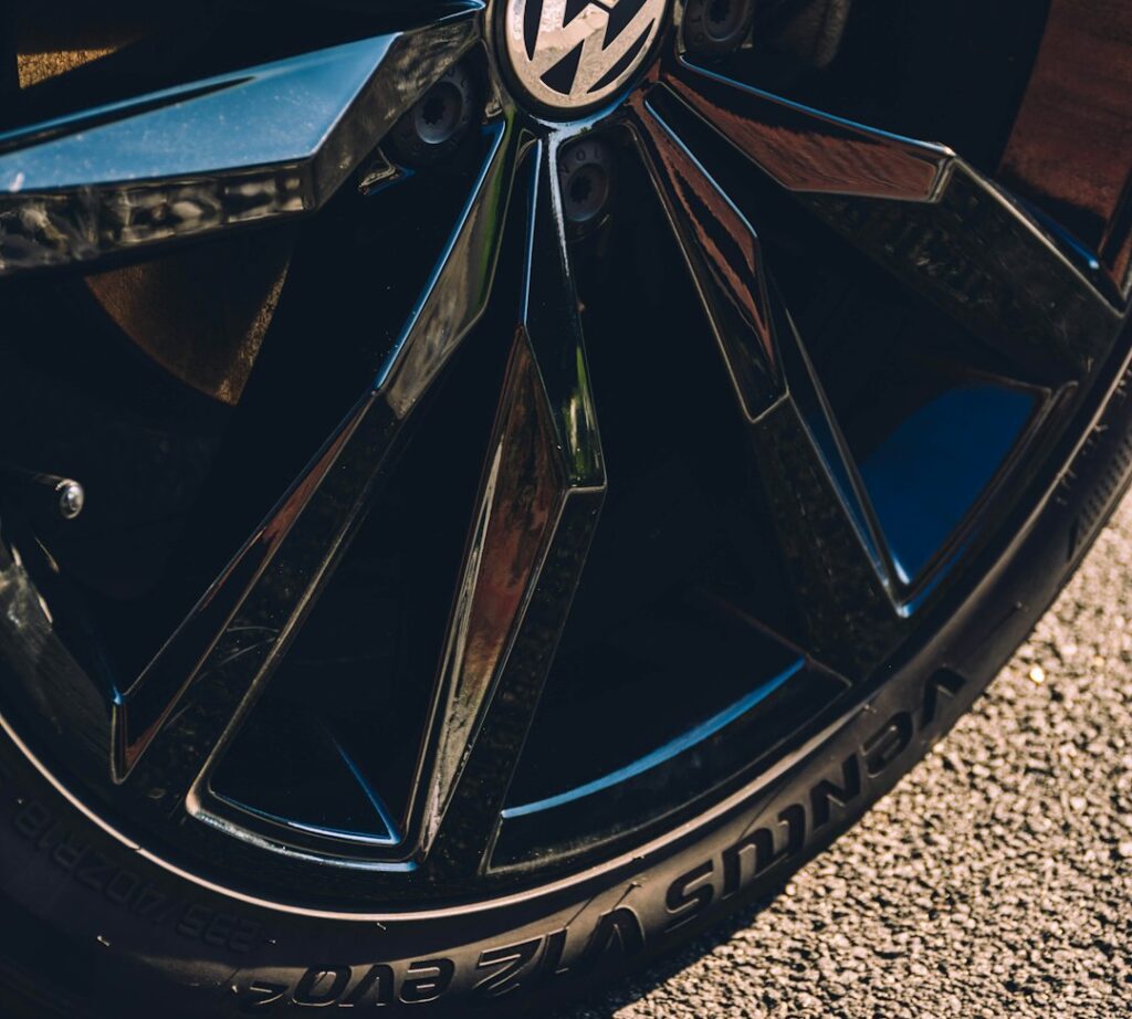 roue de voiture noire et argentée