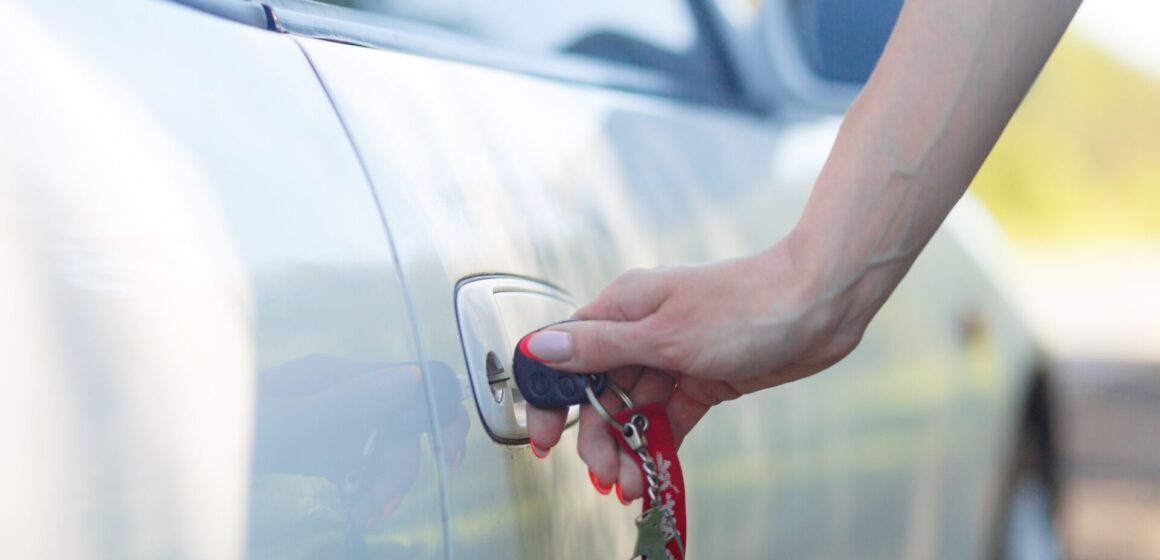 lock-car Clés de voiture dans une serrure.
