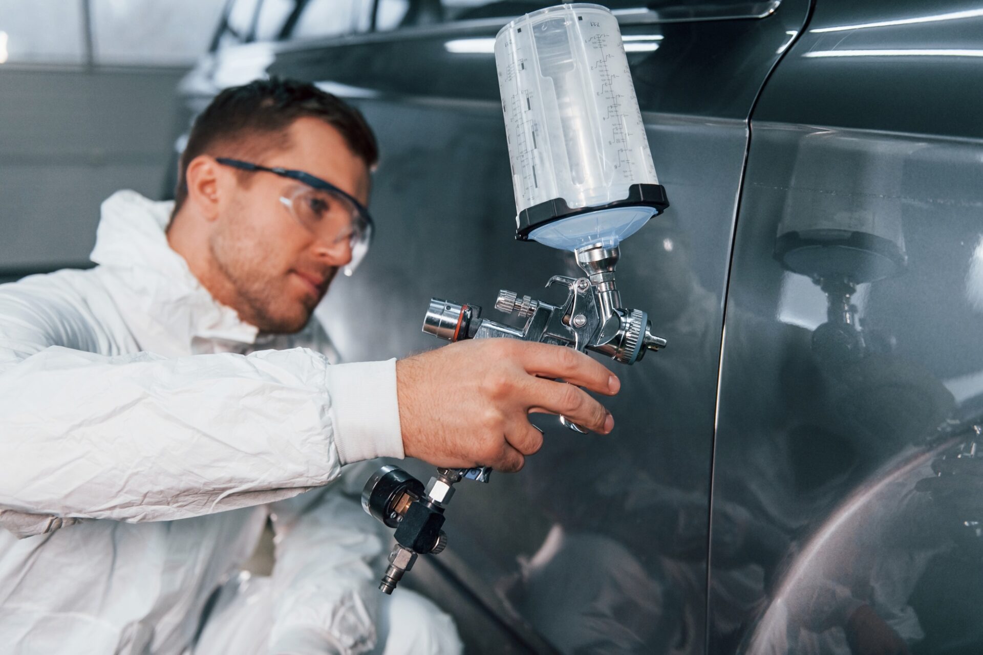 Processus de peinture de la voiture. 