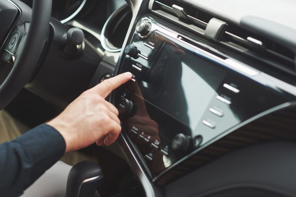 L'homme comprend un système audio dans la voiture