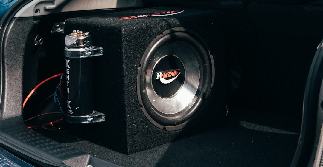 subwoofers-car Une voiture avec une sous-boîte dans le coffre