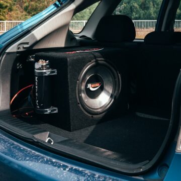 Une voiture avec une sous-boîte dans le coffre
