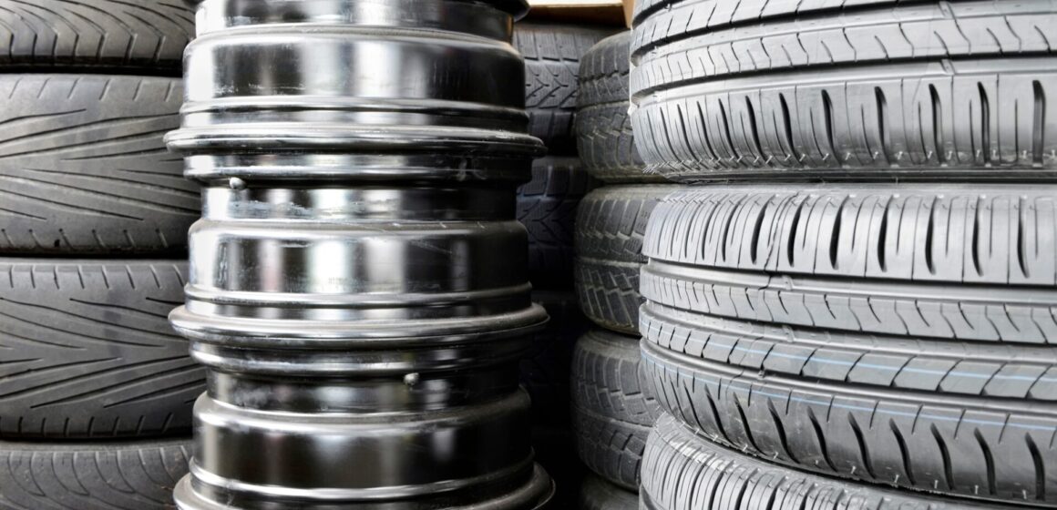 tires-and-rims Pile de pneus de voiture et de jantes de roue dans un garage d'atelier de réparation automobile.