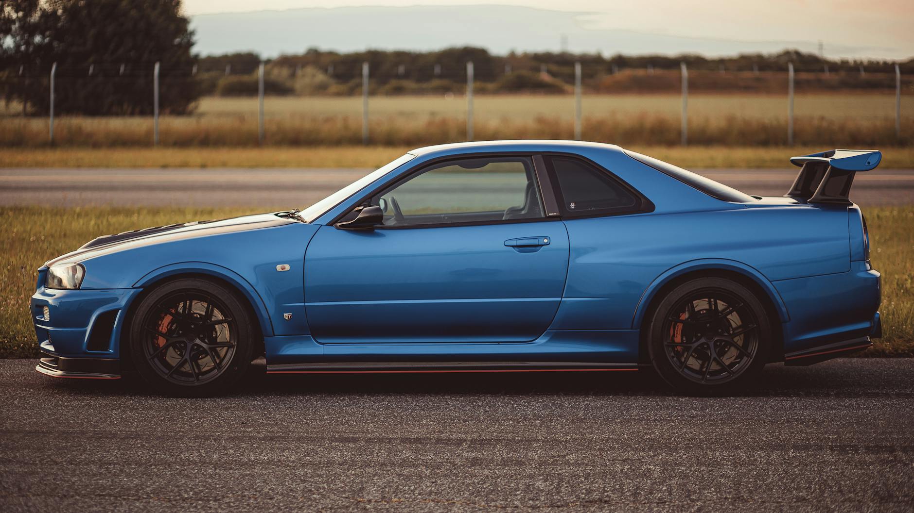 Vue latérale d'un Skyline Blue Nissan GTR GTR sur une route de campagne à Roskilde, au Danemark.