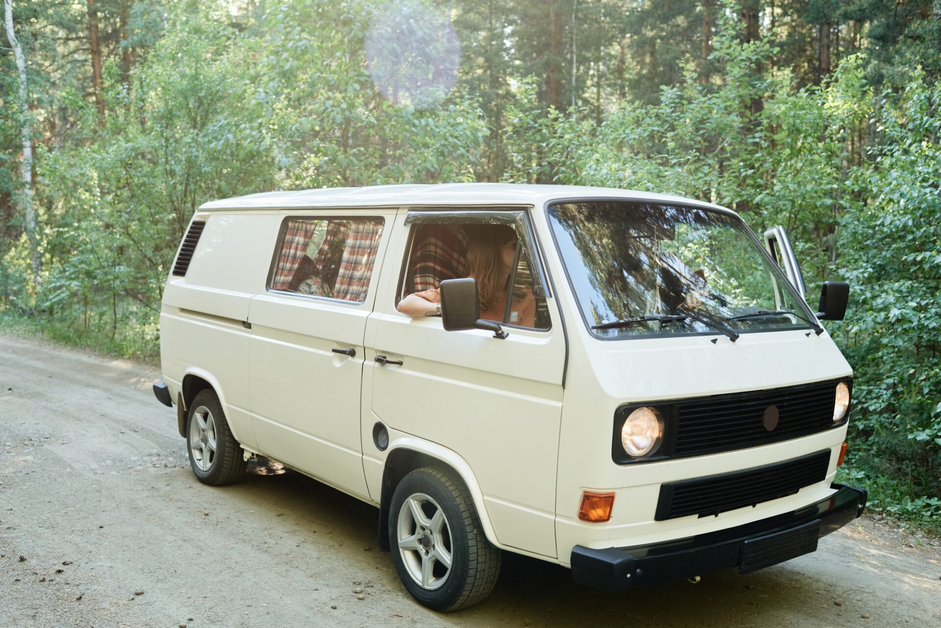 Des gens voyageant ensemble par van, ils conduisant dans la forêt