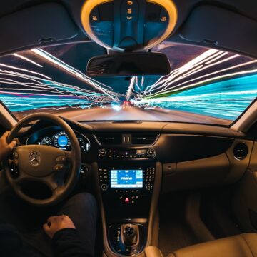 Photographie de laps de temps de la voiture d'équitation d'homme