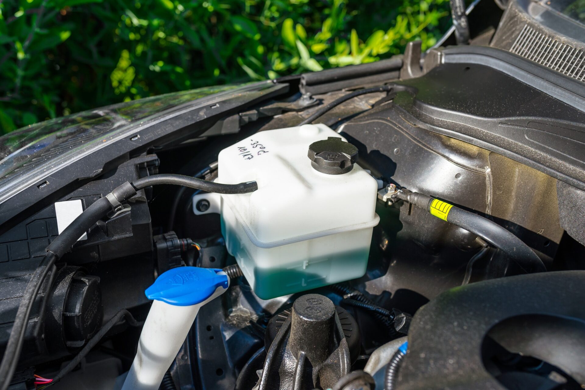 moteur, moteur, réservoir d'expansion, antigel, réparation, refroidissement, service, liquide, tuyau, nouveau, réservoir, radiateur, eau, fuite, travailleur, machine, liquide de poule