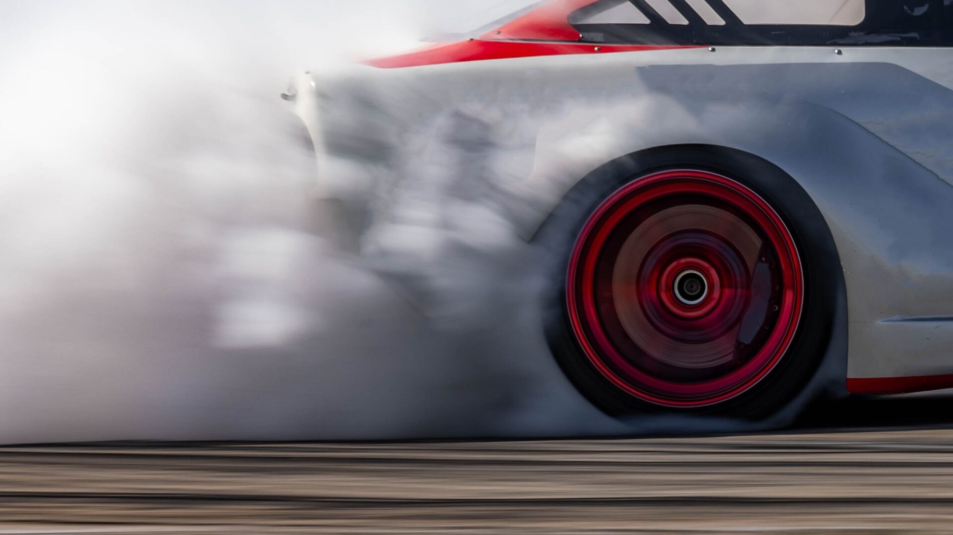 Voiture floue à dérive de diffusion de diffusion voiture de dérive avec beaucoup de fumée des pneus brûlants sur une piste de vitesse, une voiture à dérive professionnel sur piste de course avec de la fumée.