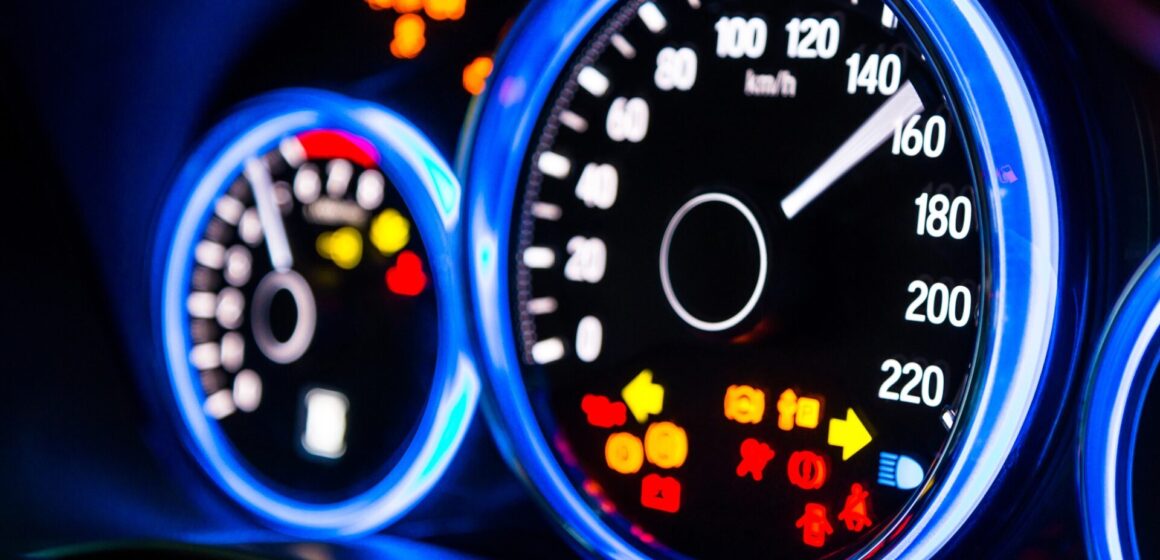 orange-led-car Tableau de tableau de bord de l'instrument de voiture moderne avec affichage illuminé bleu et afficher tous les panneaux LED, revêtement.