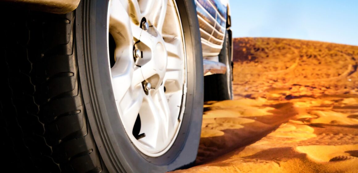 Car-skidding roue d'une voiture sur le sable dans le désert