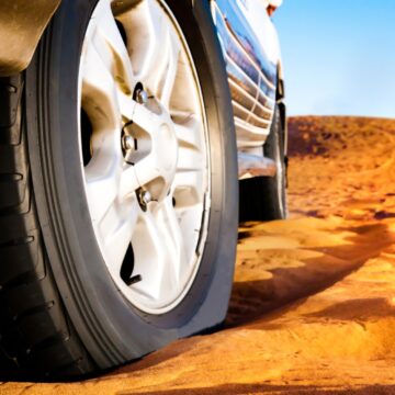 roue d'une voiture sur le sable dans le désert