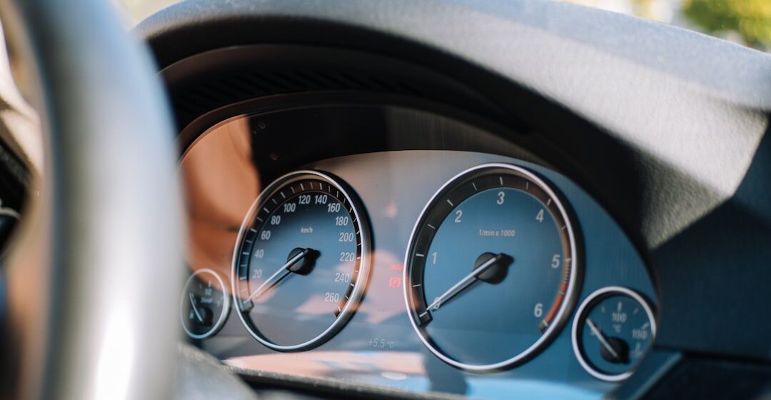car-indicators panneau instrumental de la voiture noire
