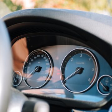panneau instrumental de la voiture noire