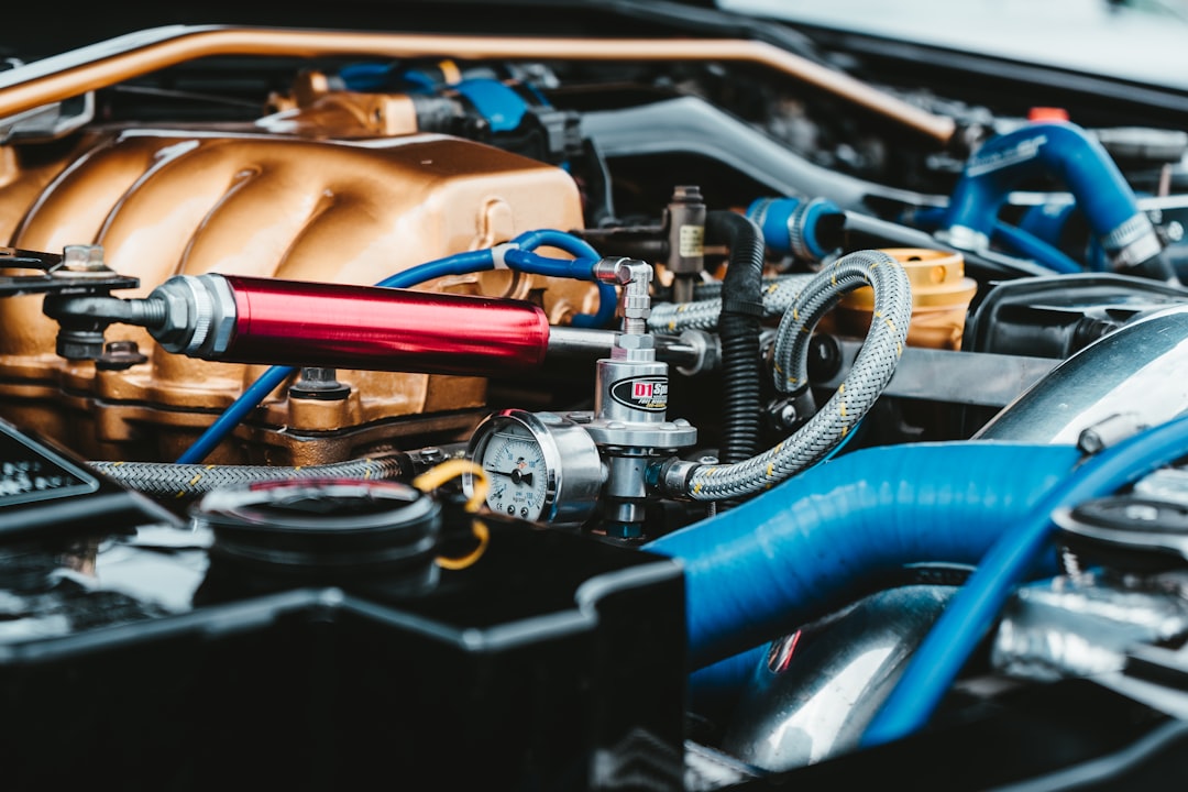 moteur de voiture rouge, gris, bleu et marron