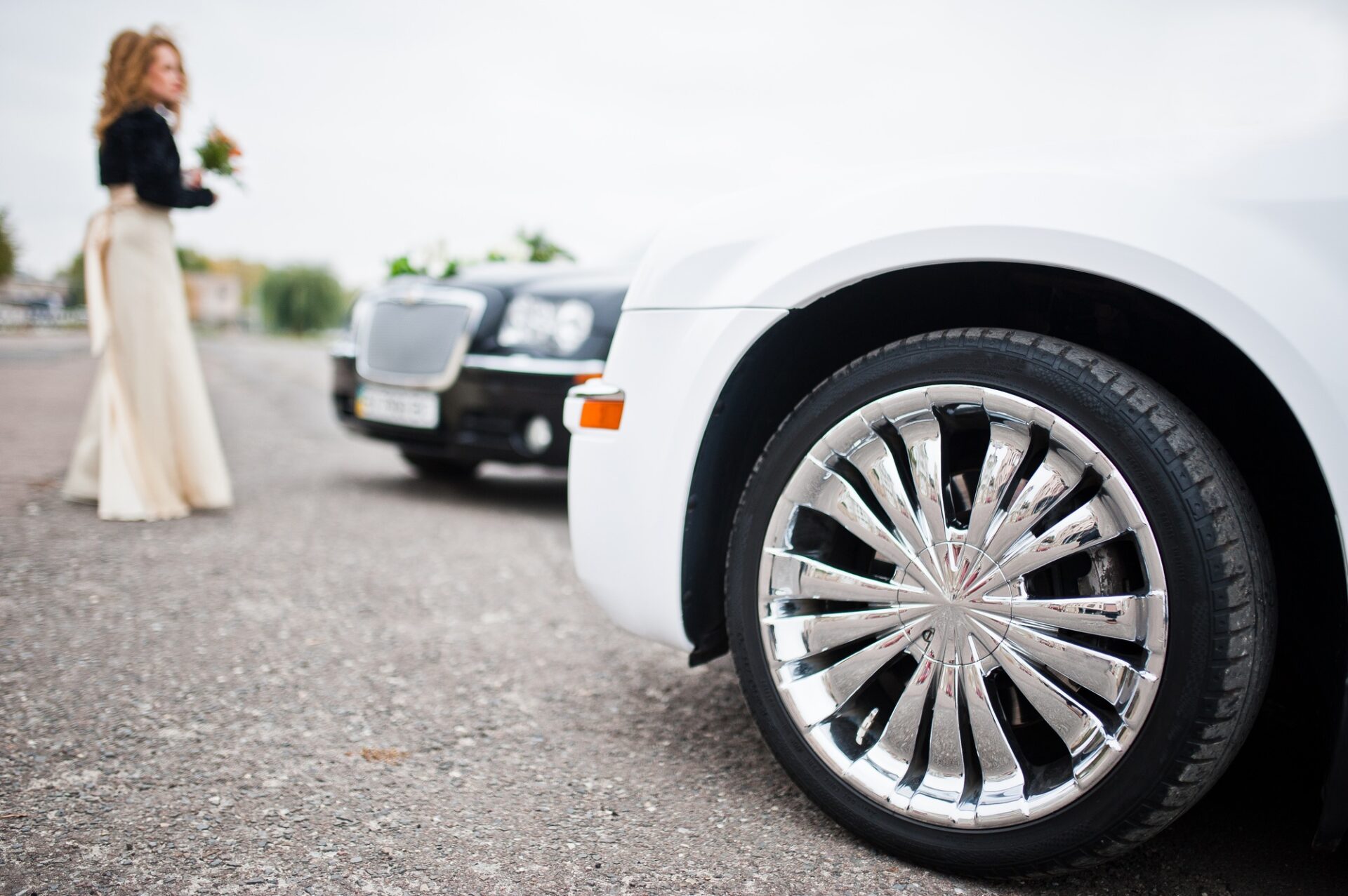 Roues chromées élégantes et cool sur les voitures de mariage