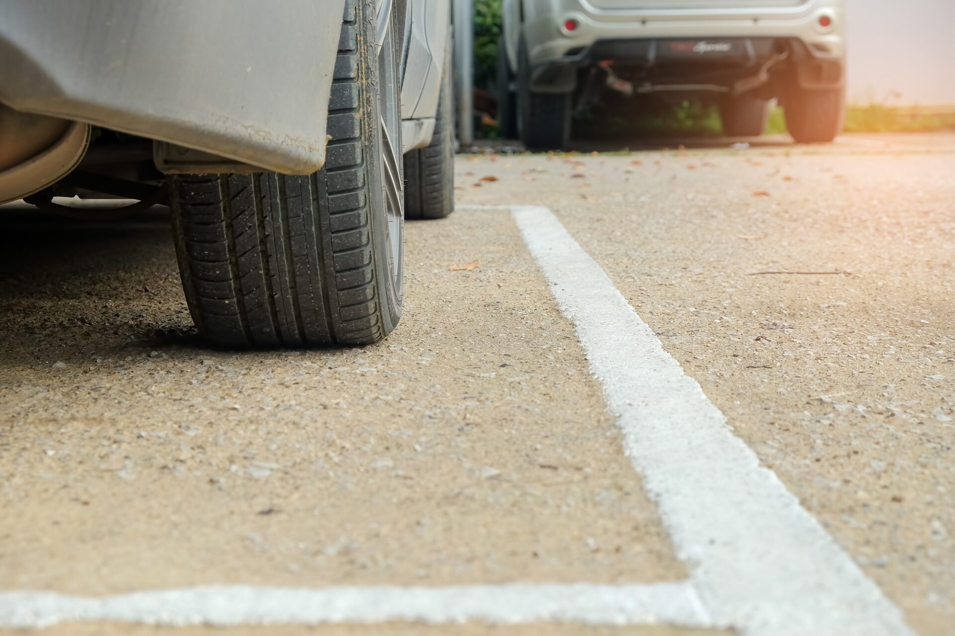 Les roues de voiture dans le parc prennent la roue et les lignes blanches.