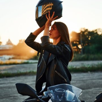 Debout et portant le casque. 