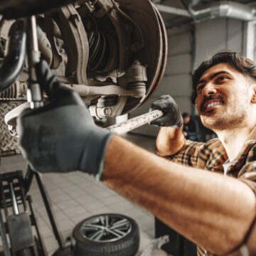 Mécanicien automobile répare le matériel de course d'une voiture dans le service de voiture