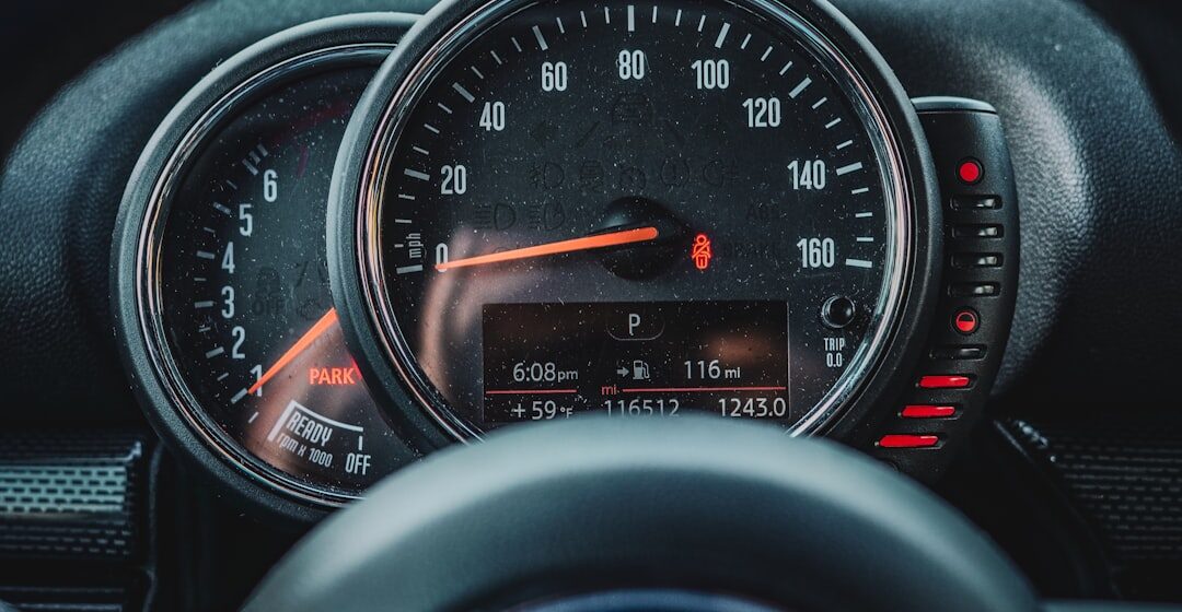 dashboard-lights un gros plan d'un compteur de vitesse dans une voiture