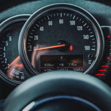 dashboard-lights un gros plan d'un compteur de vitesse dans une voiture