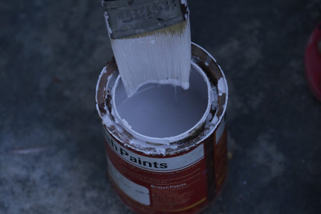 Une peinture peut avec un pinceau à l'intérieur