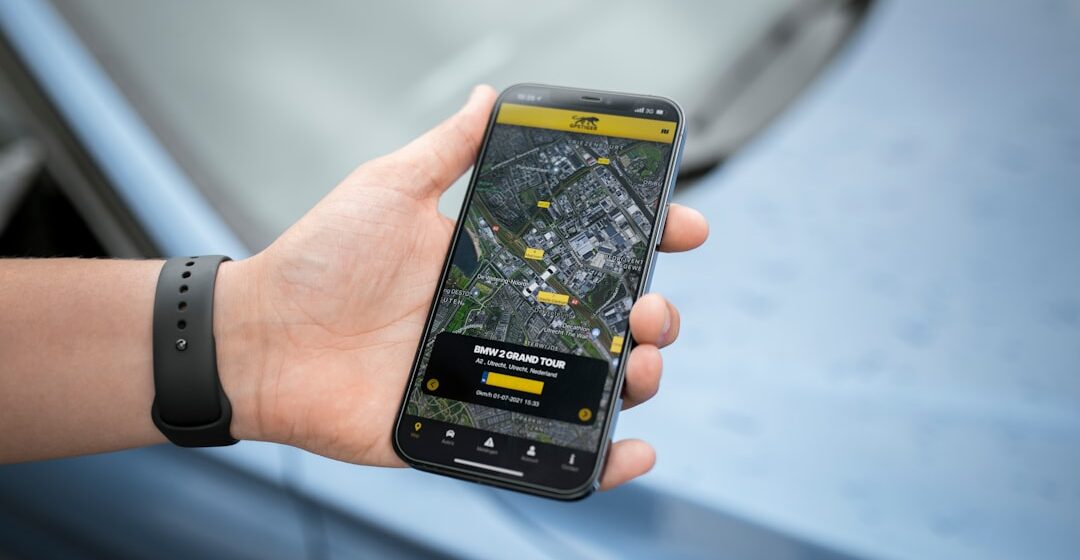 GPS-car personne tenant un smartphone Android noir Samsung noir