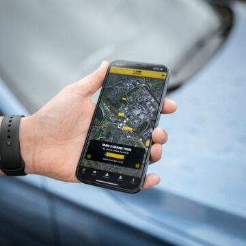 personne tenant un smartphone Android noir Samsung noir