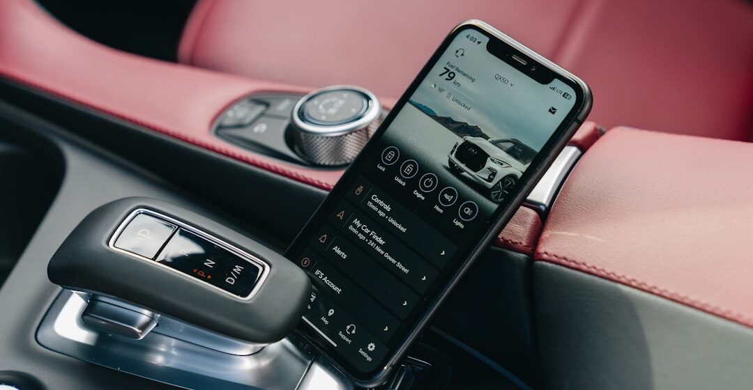 connected-car Smartphone affichant l’interface de la voiture dans la console de la voiture.