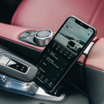 Smartphone affichant l’interface de la voiture dans la console de la voiture.